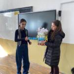 Ученичките Рената Сандуленко и Аделина Пенева от 6A клас представиха проект за робот